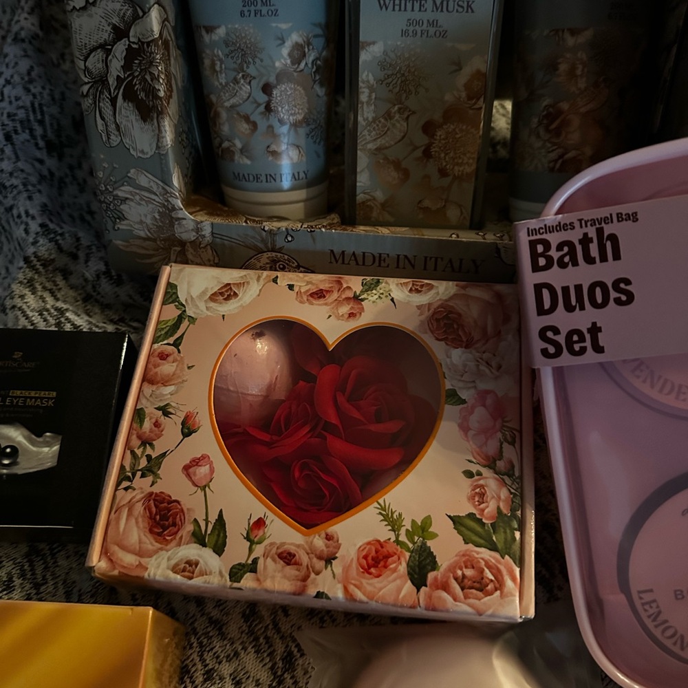 White Musk Gift Box Set and beauty bundle - Picture 4 of 9